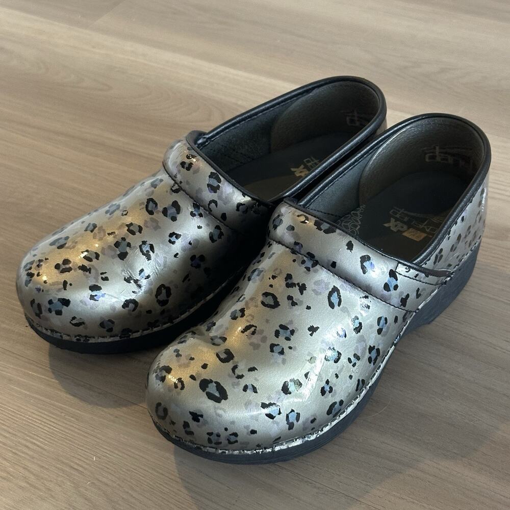 Dansko XP 2.0 W Sz 38 US Sz 7.5/8 Silver Metallic Leopard Print Slip Resistant